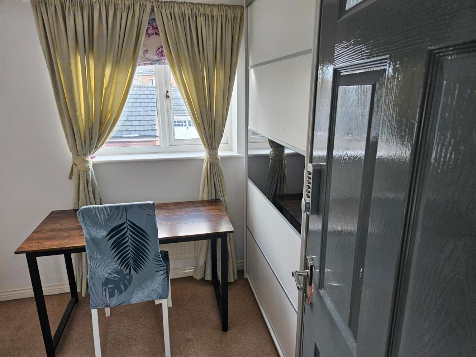 Queens Rooms, A Perfect Stay, Next To Shopping Parks And Central Манчестър Стая снимка